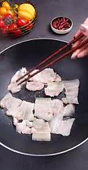 4k煎猪油煎五花肉做菜烹饪视频的预览图